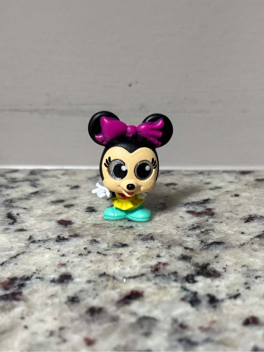 Disney Doorables Minnie Mouse 80s Minnie Series 9 Ultra Rare Figure